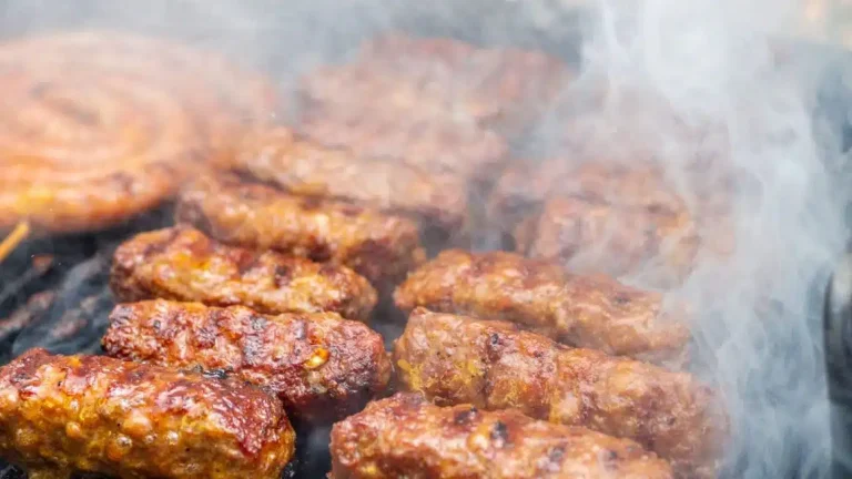 Mici la grătar – Rețeta secretă pentru cele mai fragede și aromate mititei Mici la grătar – Rețeta secretă pentru cele mai fragede și aromate mititei