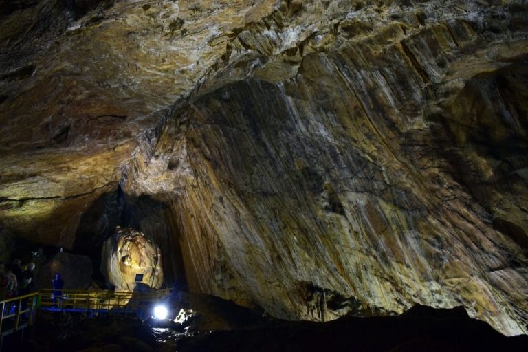 Peștera Ialomiței – O lume subterană fascinantă Peștera Ialomiței – O lume subterană fascinantă