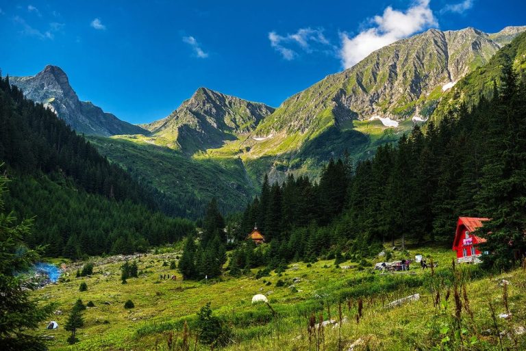 Turism sustenabil în Munții Făgăraș: Cum să te bucuri de natură fără să o afectezi Turism sustenabil în Munții Făgăraș