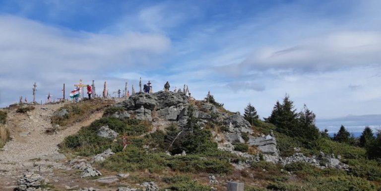 Vârful Harghita Mădăraș – Ghid Complet pentru Drumeții, Turism și Natura din Inima Harghitei Vârful Harghita Mădăraș