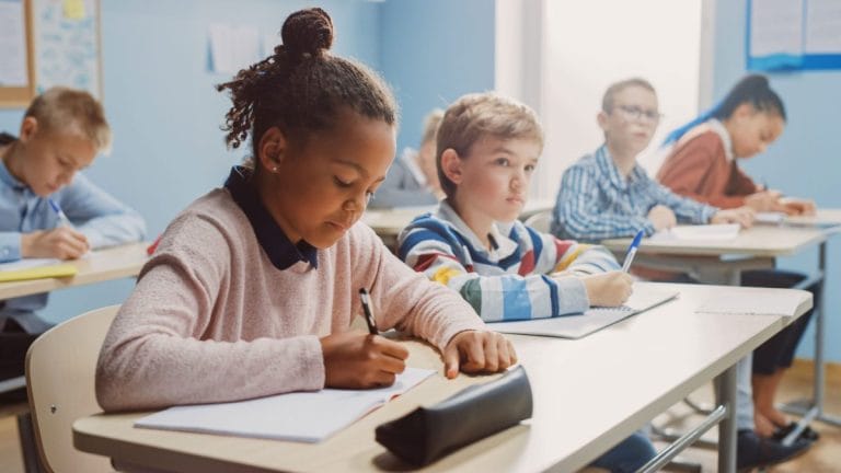 Educația digitală în România: ce platforme folosesc profesorii și elevii Educația digitală în România