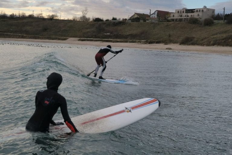 Surf și sporturi nautice pe litoralul Mării Negre: Aventură, adrenalină și libertate Surf și sporturi nautice pe litoralul Mării Negre