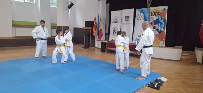 Weekendul liber al părinților: ordine în acte sau odihnă totală? Demonstratie de judo pe tatami sustinuta de sportivii ACS Motiuashi Bucuresti