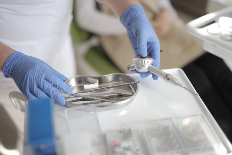 Eroziunea dentară: cum îți subțiază smalțul băuturile de zi cu zi Eroziunea dentară: cum îți subțiază smalțul băuturile de zi cu zi