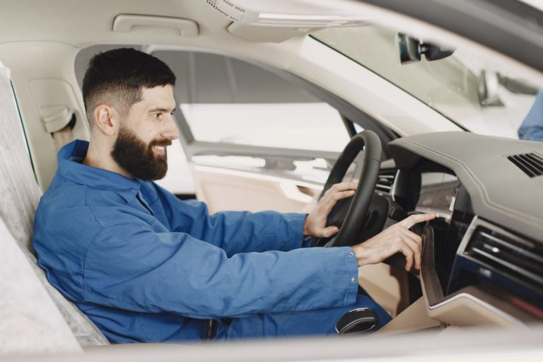 Anvelopele nu strigă când le lipsește aer, așa că le verifici tu Șofer care ține un manometru lângă roata unei mașini parcate