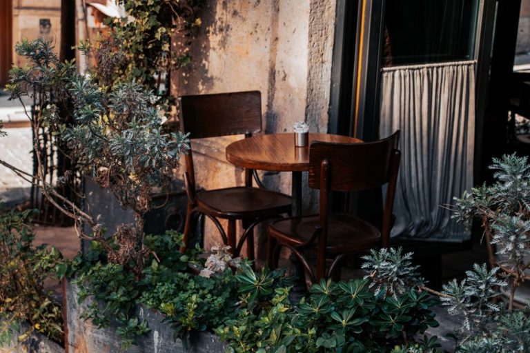 Ce îți spune coșul cu pâine despre restaurantul în care ai intrat Coș cu felii de pâine proaspătă pe o masă de restaurant, lângă un pahar cu apă