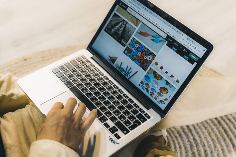 Comanda online pentru șantier, făcută în cel mult o oră Meșter cu laptopul deschis pe un șantier, lângă saci de materiale