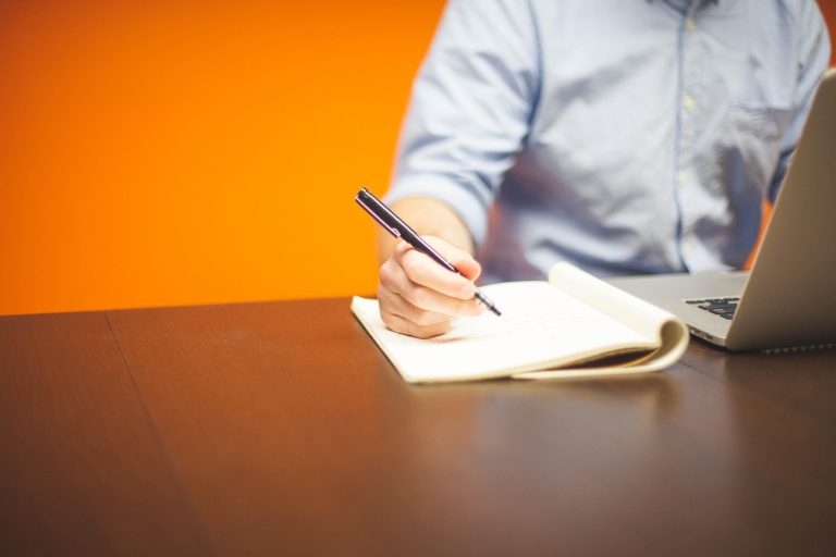 Luni dimineață, după o discuție care a mers prost Antreprenor obosit în fața laptopului, cu o listă de sarcini notată pe hârtie